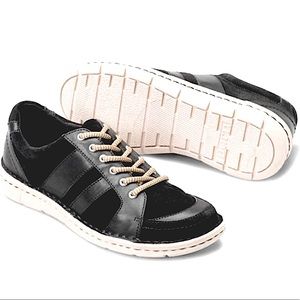 🛍️ NWT  Born Handcrafted Leather Comfort Walking Sneakers
